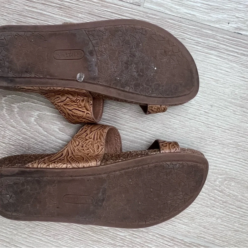 NUTURE Floral Embossed Tan Sandals SIZE 7
Adjustable - Picture 3 of 4